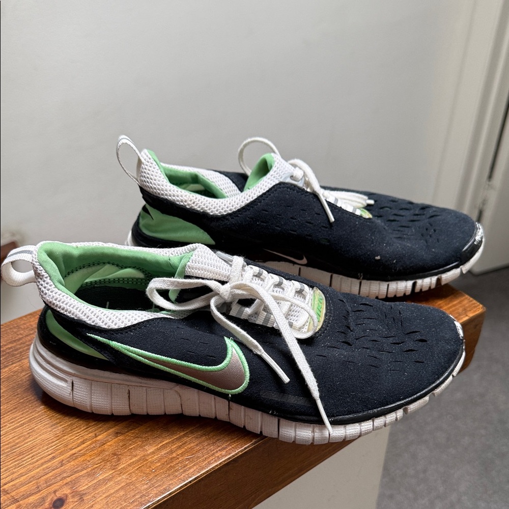 Nike free Black and Green Running Shoes size 7